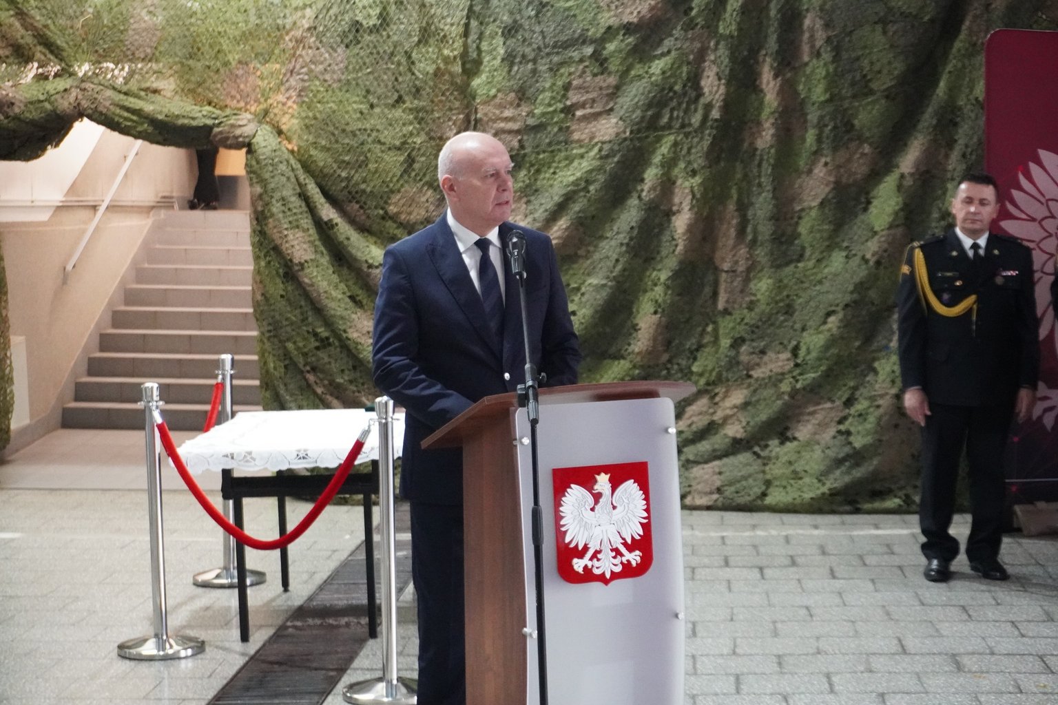 Zdjęcie przedstawia posła Krzysztofa Gadowskiego podczas uroczystej zbiórki z okazji Dnia Strażaka w Jastrzębiu-Zdroju