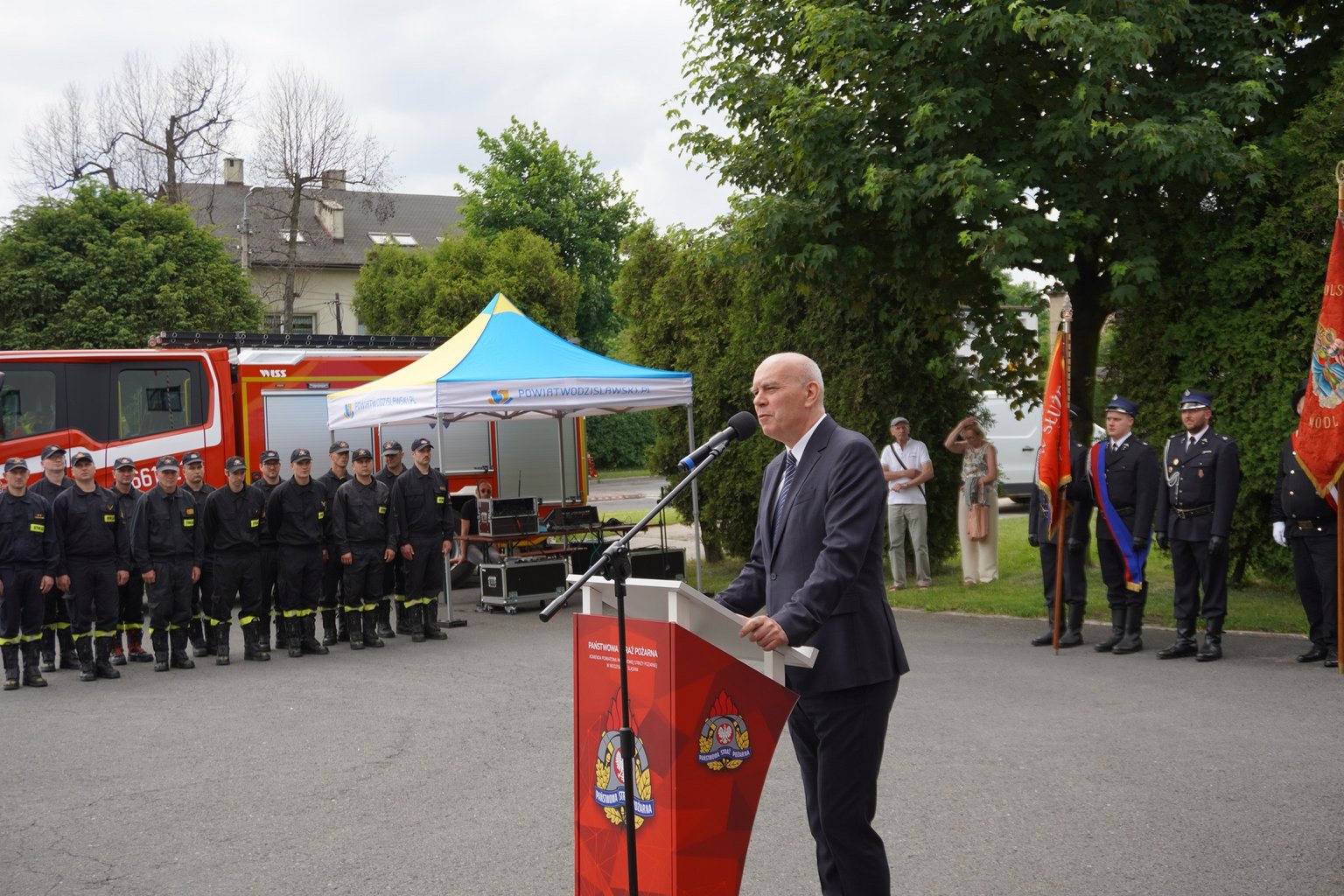 Poseł Krzysztof Gadowski podczas przemówienia na uroczystym apelu strażackim w powiecie wodzisławskim. 